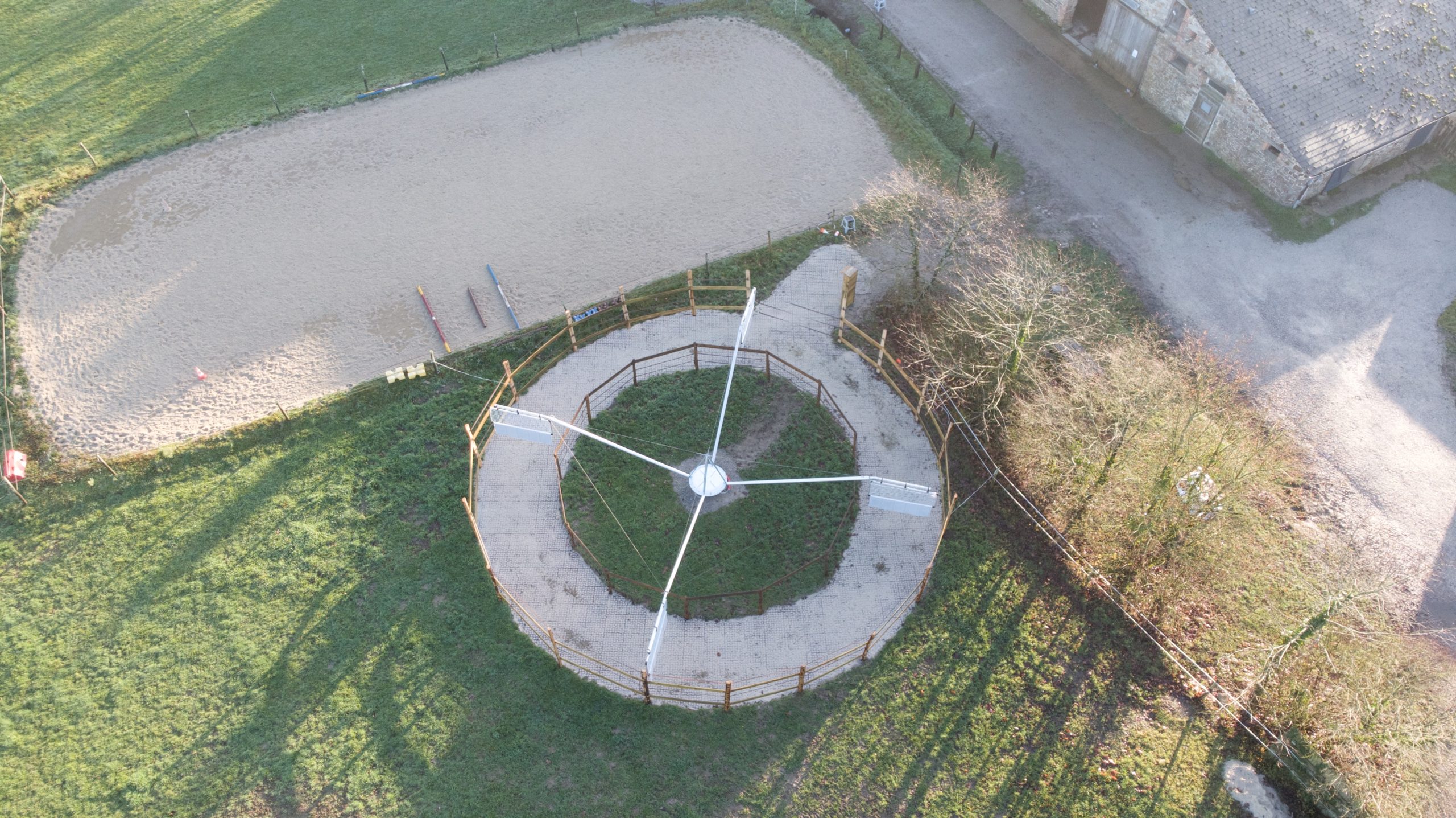 marcheur avec mecanisme pour entrainement de chevaux