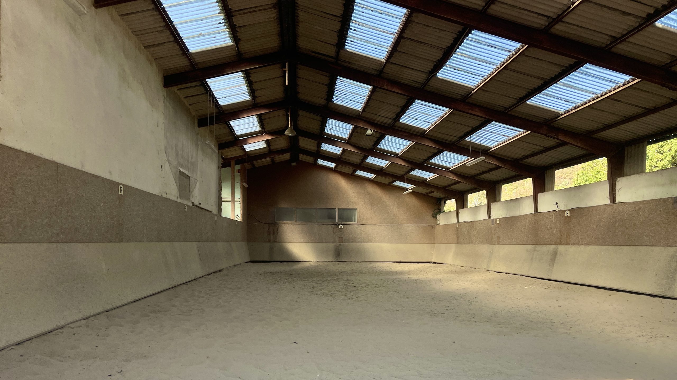manege couvert dans écurie de propriétaire guichen
