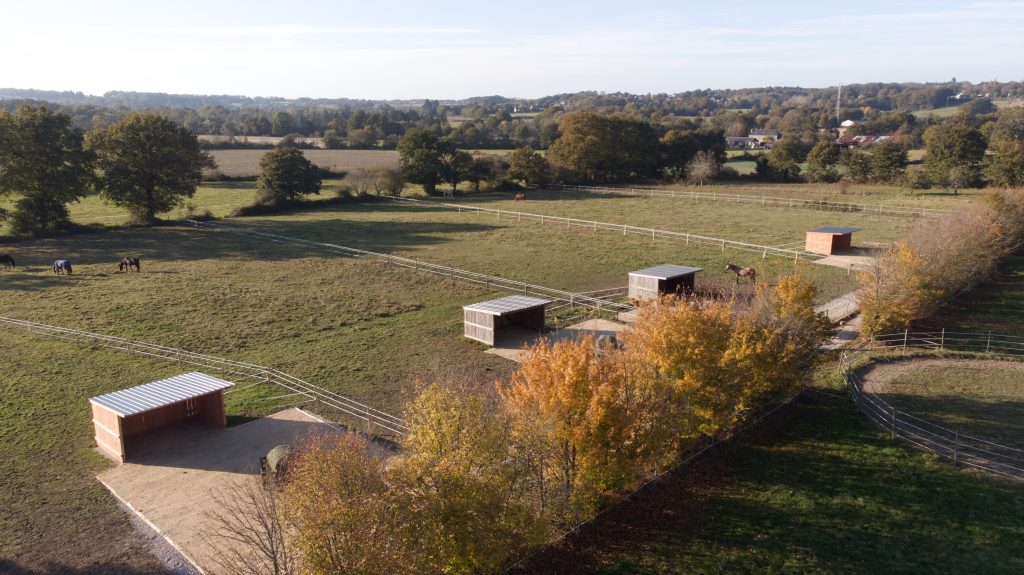 écurie de propriétaire avec pension au pré toute l'année avec paddocks stabilisés l'hiver